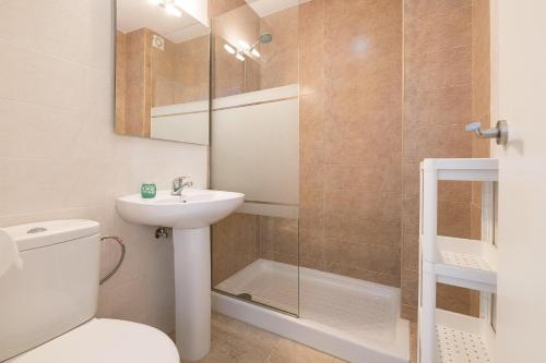 La salle de bains est pourvue de toilettes, d'un lavabo et d'une douche. dans l'établissement Boliches, à Arcos de la Frontera