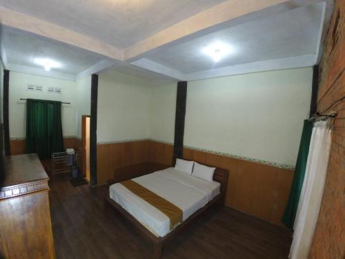 a bedroom with a large bed in a room at Istana Petani in Lambangkuning