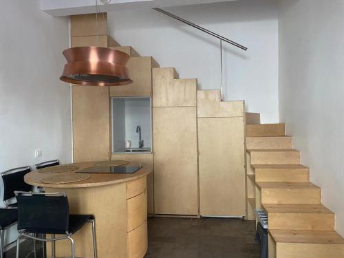 Zimmer mit einer Treppe mit einem Tisch und Stühlen in der Unterkunft Apartamento de diseño cerca de tren, playa y BCN in Masnou