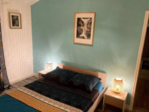 Ένα ή περισσότερα κρεβάτια σε δωμάτιο στο Charmant logement avec jardin privatif à la campagne