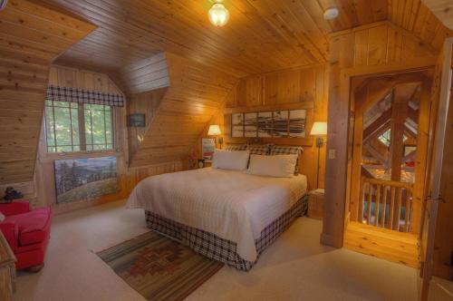 a bedroom with a bed in a wooden cabin at Lakefront History cabin in Homewood