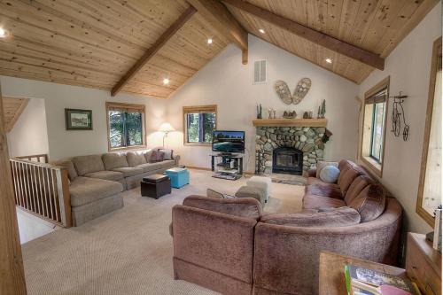 uma grande sala de estar com sofás e uma lareira em Sunnyside Up cabin em Tahoe City