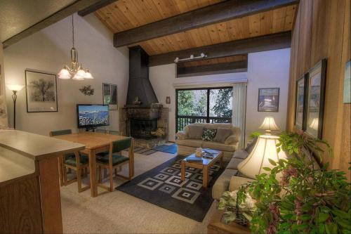uma sala de estar com uma mesa e uma lareira em Forest View Townhouse home em Kings Beach