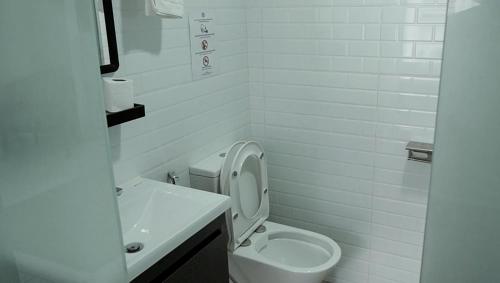 Beit Azzahra Private Pool Villa at Pantai Batu Hitamにあるバスルーム
