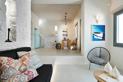 una sala de estar con un sofá y una silla en M&D Stories, en Pirgos