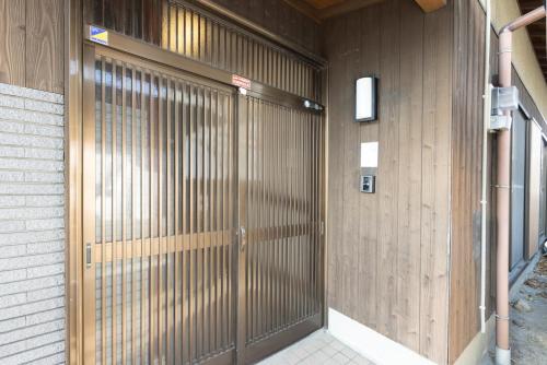 parę metalowych drzwi w budynku w obiekcie The minpark w mieście Dazaifu
