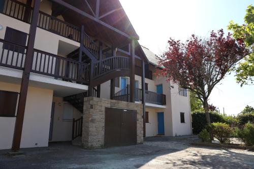 apartamentowiec z garażem i drzewem w obiekcie Le Clapotis - T2 à 100 m de la plage avec parking w mieście Sarzeau