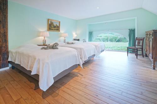 1 dormitorio con 2 camas y ventana grande en Gîte de la Forêt, en Theux
