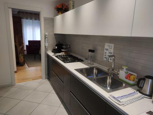 a kitchen with a sink and a stove at Appartamento EmmeRosa, centro città, parcheggio in Verona