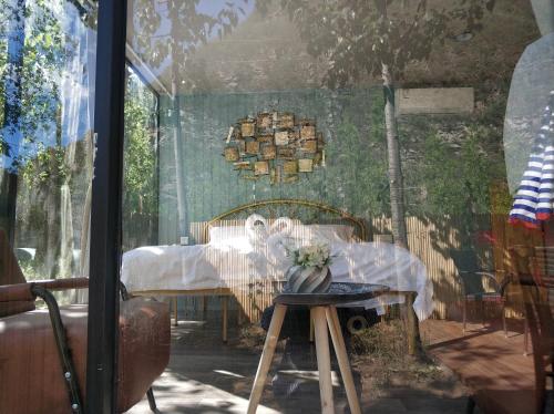 um quarto com uma cama, uma mesa e uma janela em Billina Private Boutique Garden Cottage em Huairou