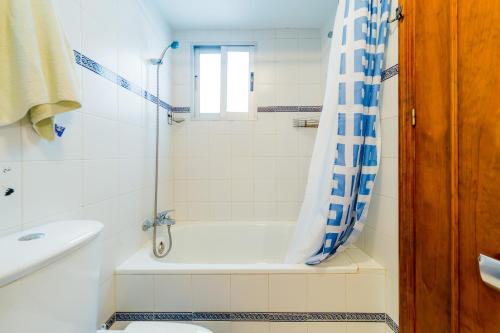 トレビエハにあるAlegria ID63のバスルーム(白いバスタブ、シャワー付)