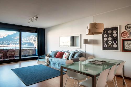 - un salon avec un canapé et une table dans l'établissement Paradise by Quokka 360 - with a 180 view of the Gulf of Lugano, à Paradiso