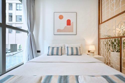 Un pat sau paturi într-o cameră la Genius Apartment RiverGate Free Pool