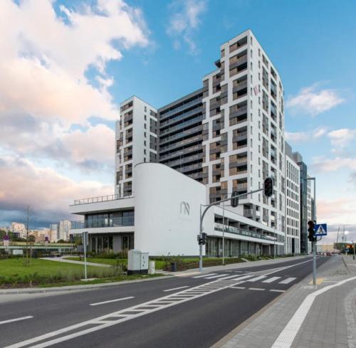 una calle vacía delante de un edificio alto en Apartament z widokiem na panoramę Gdyni w Modern Tower ATAL, en Gdynia