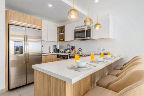 Η κουζίνα ή μικρή κουζίνα στο Hh-2Bdr413 - New Modern Apartment In Oceanfront Luxury Condo In Aruba!