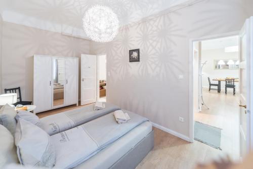 DOWNTOWN HEART 3 bdr, 2 bath, A/C 1088 Budapest, 38 Bródy Sándor utca kép - 3