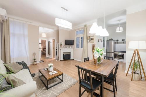 DOWNTOWN HEART 3 bdr, 2 bath, A/C