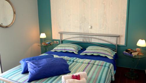sypialnia z łóżkiem z 2 poduszkami w obiekcie Arion Villa w mieście Xirokámbion