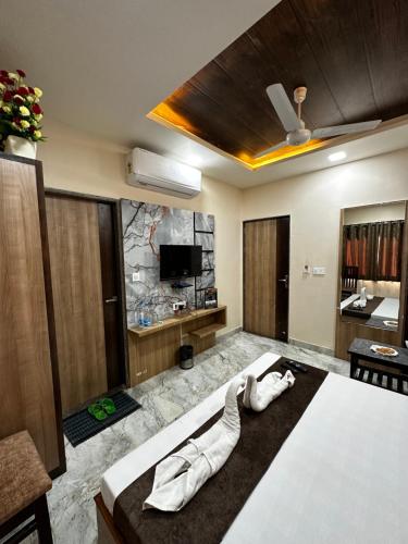 ein Schlafzimmer mit einem großen Bett und einem TV in der Unterkunft HOTEL ROYAL SUITES + in Ajmer