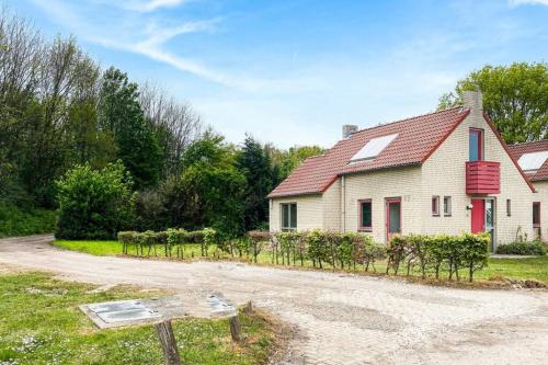 una casa con un cartello davanti di Tof wellness huis, alles nieuw, gelegen bij meer. a Ewijk