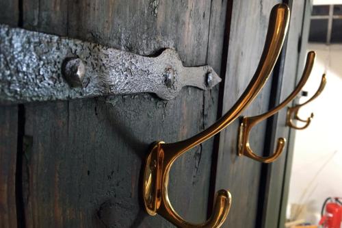 a metal door handle on a wooden door at Ferienhof Rauchhaus in Karft