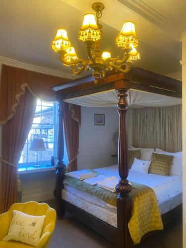 Postel nebo postele na pokoji v ubytování Parlors Hall Hotel