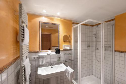 a bathroom with a sink and a shower at Romantik Hotel Residenz am See in Meersburg