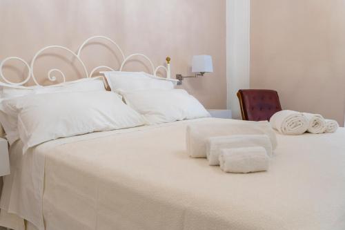uma cama branca com toalhas por cima em A casa dei miei em San Pietro Vernotico