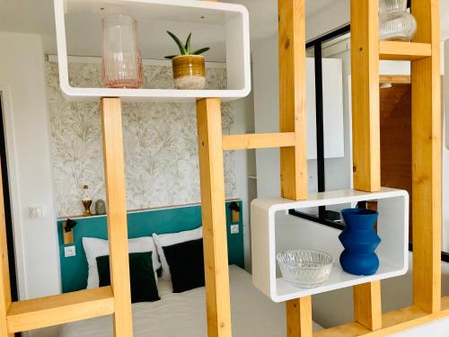 Cette chambre dispose de lits superposés avec une échelle et une étagère. dans l'établissement La Belle Vue Appartement 2 personnes Vue port, à Dieppe