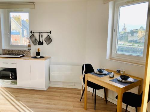 Kuchyňa alebo kuchynka v ubytovaní La Belle Vue Appartement 2 personnes Vue port