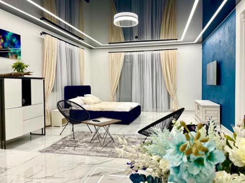 GRAND APARTMENT BALTEZERS في ريغا: غرفة معيشة مع سرير وأريكة