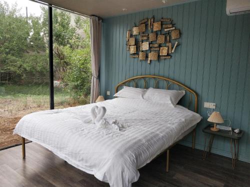 Giường trong phòng chung tại Billina Private Boutique Garden Cottage