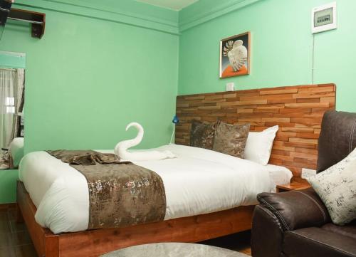 En eller flere senge i et værelse på Neema Studio Apartments