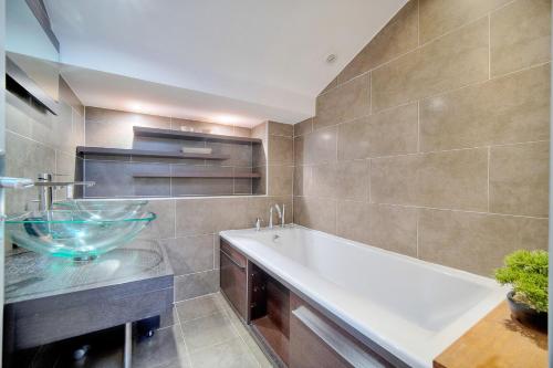 une salle de bain avec un lavabo et une baignoire dans l'établissement IMMOGROOM - Refurbished - Sea view - Wifi - Air conditioning, à Cannes