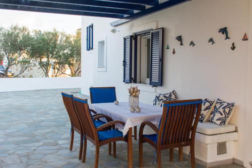 a dining room with a table and chairs at AEGEA MILOS in Adamas