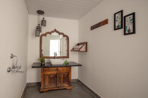 uma casa de banho com um lavatório e um espelho em The Shore beach resort Palolem em Canacona