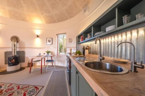 Dapur atau dapur kecil di Extraordinarily converted grain stores - The Silos