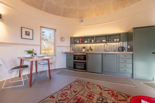 Dapur atau dapur kecil di Extraordinarily converted grain stores - The Silos