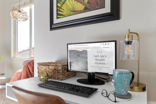 - un bureau avec un moniteur d'ordinateur et un clavier dans l'établissement Sparkling Springs by J & Amy BL90802, à Mesquite