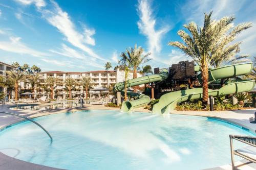 - piscina con scivolo d'acqua presso un resort di Park Hyatt Aviara a Carlsbad