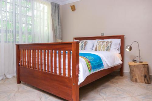 a bedroom with a wooden crib in a room at PachobyDaisy in Awasi