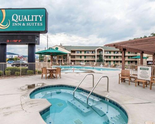 鴿子谷的住宿－多利伍德街品質套房酒店，一座带游泳池和度假村的酒店