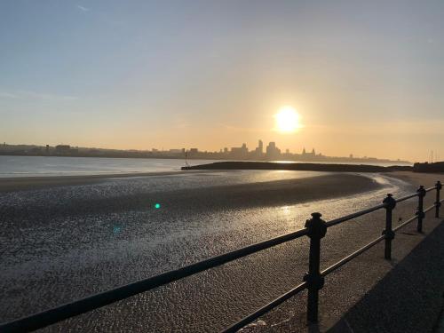 Lovely 2-Bed Apartment in Wallasey sleeps 4