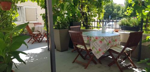 einen Tisch und Stühle auf einer Terrasse mit Pflanzen in der Unterkunft Apartments Dalia House in Hvar