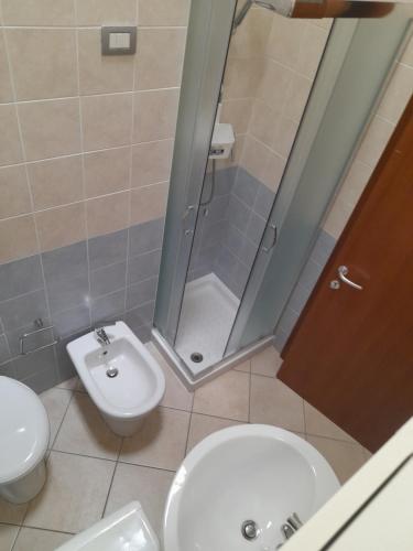 モンテ・ナイにあるNuova Valmar Ginepri "Stella"のバスルーム(シャワー、トイレ、シンク付)