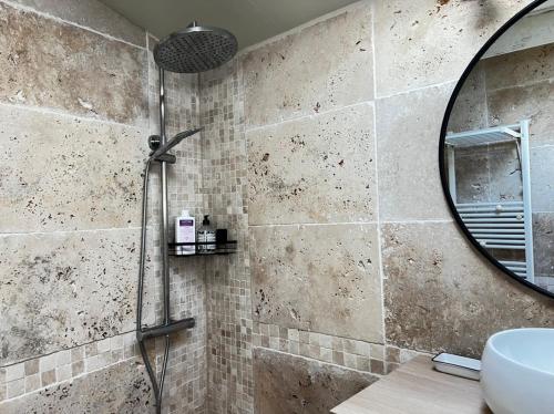een badkamer met een douche met wastafel en spiegel bij Chez Lise in Montpellier