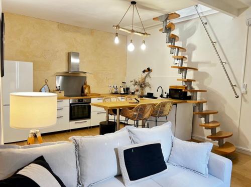 un salon avec un canapé et une cuisine dans l'établissement Chez Lise, à Montpellier