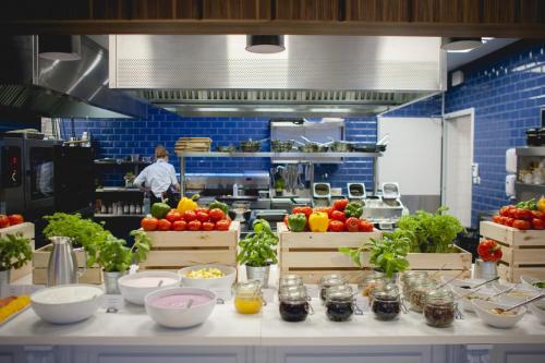 グダニスクにあるFlatbook - City Center SPA Apartments 6B,Cのカウンターにフルーツや野菜を用意したキッチン