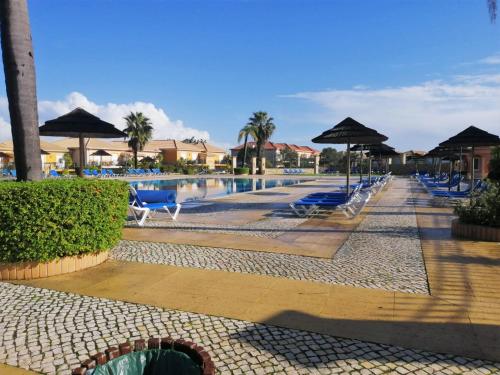 - une piscine avec des chaises longues et des parasols dans l'établissement Lakeview 59A, à Lagos