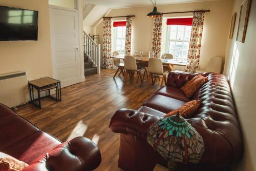 Ruang duduk di Castle Cottage, a self-catering cottage full of character.